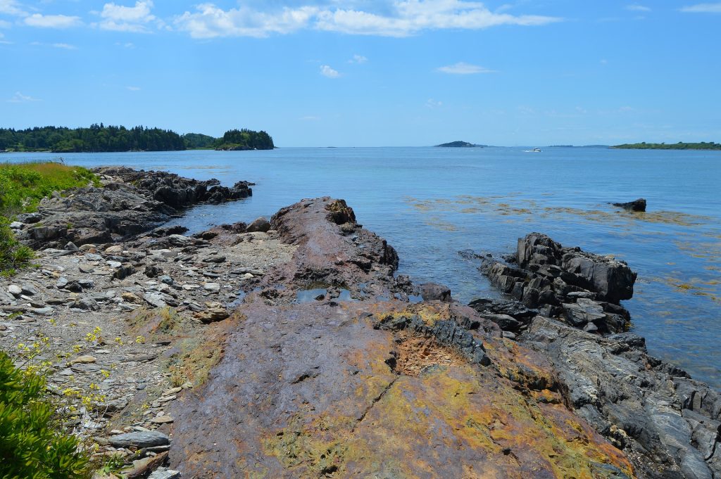 living off grid in maine